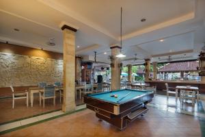 stół bilardowy na środku pokoju w obiekcie Legian Village Hotel - CHSE Certified w mieście Legian