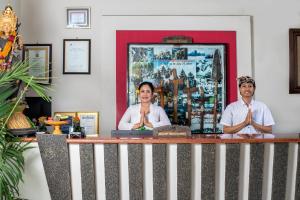 een paar mensen die aan een bar zitten met hun zelfbevestiging bij Legian Village Hotel - CHSE Certified in Legian