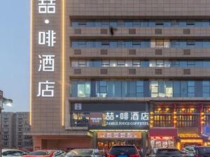 a large building with cars parked in front of it at James Joyce Coffetel Shijiazhuang Century Park Shiji Huamao in Ershilipu
