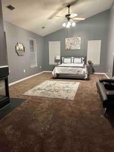 1 dormitorio con 1 cama y ventilador de techo en Blissful Abode near Washington DC, en Upper Marlboro