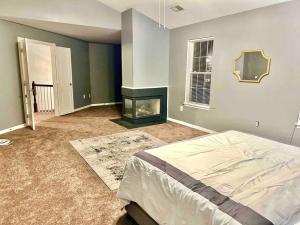 1 dormitorio con 1 cama y chimenea en Blissful Abode near Washington DC, en Upper Marlboro