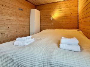 Postel nebo postele na pokoji v ubytování Lofoten Troll Point