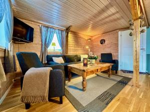 sala de estar con sofá y mesa en Lofoten Troll Point, en Bøstad