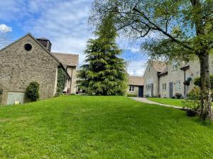 an empty yard in front of a house at Sherbourne Cottage, Seven Springs Cottages in Cheltenham