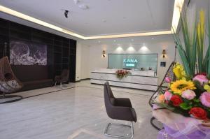 a lobby with a television and chairs and flowers at Xana Lite Ganzi Luding YanAn Road in Lutingkiao