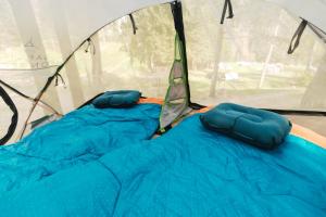 twee blauwe slaapzakken in een tent bij Camping Marmolada Malga Ciapela in Malga Ciapela
