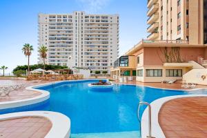 una gran piscina frente a un edificio en Bali Smart Home Hi-End Services Media Streaming, en Adeje