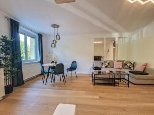 - un salon avec un canapé et une table dans l'établissement FeelHome-Donau-6 Gäste-WiFi-Smart TV, à Vienne