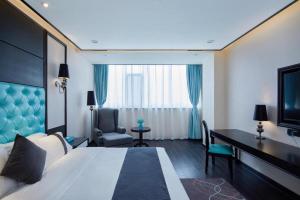 ein Hotelzimmer mit einem Bett und einem Schreibtisch in der Unterkunft Xana Hotelle Yinchuan Dayuecheng Branch in Yinchuan