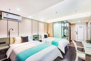 雙流的住宿－Xana Lite Chengdu Shuangliu Airport Haibin City Branch，酒店客房设有两张床和窗户。