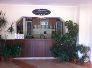 a coffee shop with a counter in a lobby at JRB Hotel in Ştei