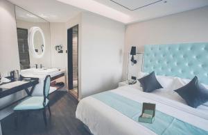 1 dormitorio con 1 cama y baño con lavamanos en Xana Lite Shenyang Beiling Park Liaoning Building Branch, en Shenyang