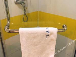 una toalla colgada en un toallero en una ducha en 7 Days Inn Tianjin South Railway Station, en Chaomidian