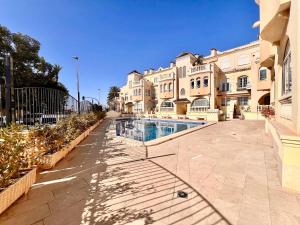 Bazén v ubytování Apartamento de lujo con piscina y vistas al mar en Torrevieja nebo v jeho okolí