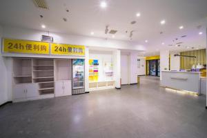 ein großes Zimmer mit einem Laden mit Schild drin in der Unterkunft 7Days Inn Changsha University in Xingsha