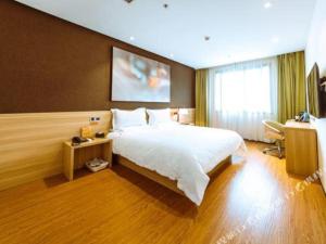 鴛鴦橋的住宿－IU Hotel Chongqing Jiangbei International Airport，卧室设有一张白色大床和一扇窗户。