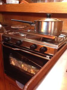 un horno con una olla encima en Boat & Breakfast Sorrento sailing, en Castellammare di Stabia