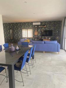 ein Wohnzimmer mit einem blauen Sofa und einem Tisch in der Unterkunft villa de standing in Sali Nianiaral