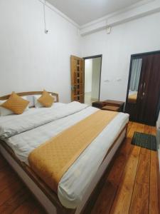 Postel nebo postele na pokoji v ubytování Jain Homestay