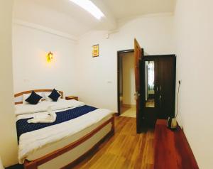 Postel nebo postele na pokoji v ubytování Jain Homestay