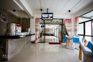um restaurante com um bar e uma televisão num quarto em Pornsiri Hotel Sisaket em Si Sa Ket