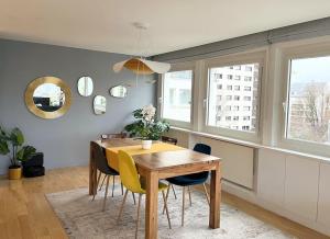 - une salle à manger avec une table et des chaises en bois dans l'établissement Rooftop Flat w/ outdoor terrasse, à Courbevoie