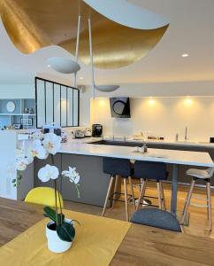 - une cuisine avec un comptoir, des chaises et une table dans l'établissement Rooftop Flat w/ outdoor terrasse, à Courbevoie