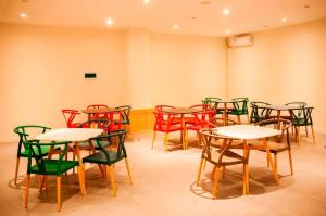 7 Days Inn Changbai Mountain Beipo في Baomacheng: مجموعة طاولات وكراسي في الغرفة