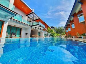 a large swimming pool in front of a building at The Bed Vacation Rajamangala Hotel in Songkhla