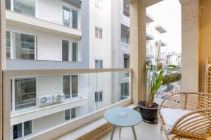 balcone con tavolo, sedie e finestre di Designer 3BR home with Private Balcony in Gzira by 360 Estates a Il-Gżira
