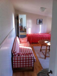 sala de estar con sofá y cama en Cottage by the ocean, en Ängelholm