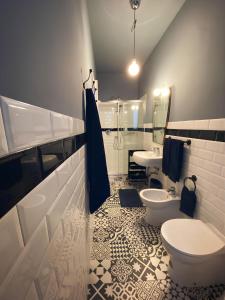 La salle de bains est pourvue de 2 toilettes et de 2 lavabos. dans l'établissement A Casa di Gemma - Affitti Brevi Italia, à Milan