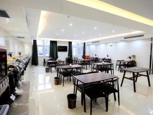 un restaurant avec des tables et des chaises dans une salle dans l'établissement Lavande Hotels Pei County Hanyuan Avenue, à Pei