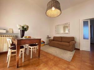 - un salon avec une table et un canapé dans l'établissement A Casa di Gemma - Affitti Brevi Italia, à Milan