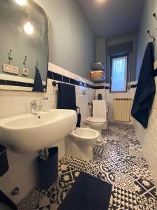 La salle de bains est pourvue d'un lavabo et de toilettes. dans l'établissement A Casa di Gemma - Affitti Brevi Italia, à Milan