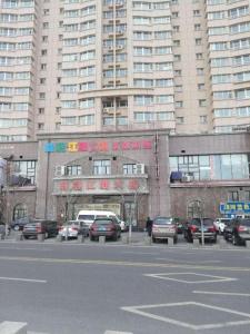 a parking lot with cars parked in front of a building at Lavande Hotels Urumqi Xinmin West Street Hongda Plaza in Ürümqi