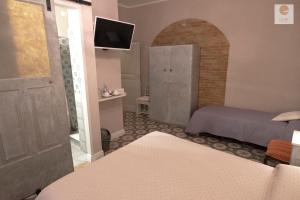 ein Hotelzimmer mit 2 Betten und einem TV in der Unterkunft Costa Bed and Breakfast in Pollutri