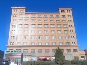 ein großes Backsteingebäude mit in der Unterkunft GreenTree Inn Zhangye Ganzhou Train Station Orthopaedic Hospital in Zhangye