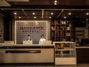two people sitting at a counter with laptops at James Joyce Coffetel·Chengde Mountain Resort Toudao Pailou in Shuiquangou