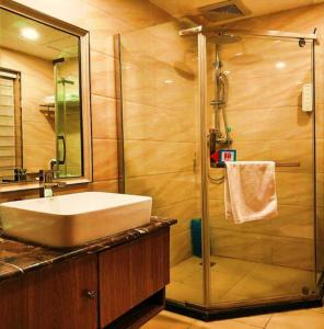 W łazience znajduje się umywalka i prysznic. w obiekcie PAI Hotels·Yinchuan International Trade City w mieście Yinchuan