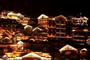 grupa budynków oświetlonych w nocy w obiekcie 7 Days Premium Zunyi Renhuai Municipal Government w mieście Renhuai