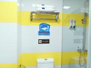 W łazience znajduje się toaleta i przeszklony prysznic. w obiekcie 7 Days Premium Zunyi Renhuai Municipal Government w mieście Renhuai