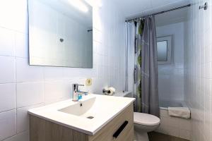 Koupelna v ubytování Apartment Arena - Lloret de Mar + 17 fotografií