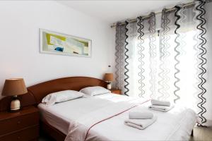 - une chambre avec un lit et des serviettes dans l'établissement Apartment Arena - Lloret de Mar, à Lloret de Mar