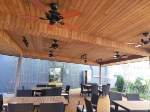comedor con mesas y sillas y ventilador de techo en IU Hotels·Nanning Zoo Metro Station RT-Mart en Nanning