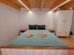Postel nebo postele na pokoji v ubytování Roza Stone Studio & Suite