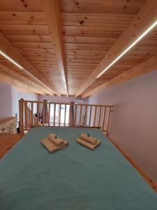 Postel nebo postele na pokoji v ubytování Roza Stone Studio & Suite