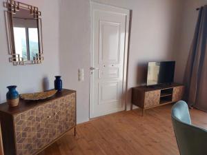 TV a/nebo společenská místnost v ubytování Roza Stone Studio & Suite