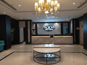 a lobby with a table in front of a bar at Xana Hotelle·JiNan Daminghu East Gate Shandong University in Hongjialou