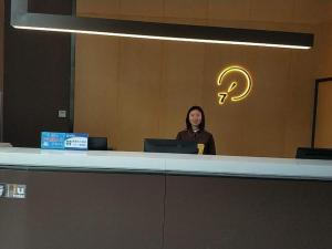 Lobbyen eller receptionen på IU Hotels·Bijie Weining Caohai Railway Station
